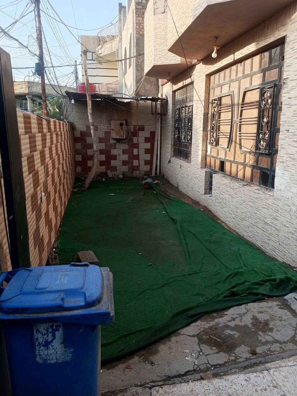 بيت الايجار طابو  مساحه ١٨٠ متر واجها ١٢  يحتوي ع ٣ غرف نوم مع صاله وحولي طابقين . موقع كلش حلوه بصف ركن ع  الشارع الكهرباء مقابيل حسينه الإمام المهدي المربع اول  بيت يصلح أن يكون روضه أو حضانه 
اي استفسار 
***********

