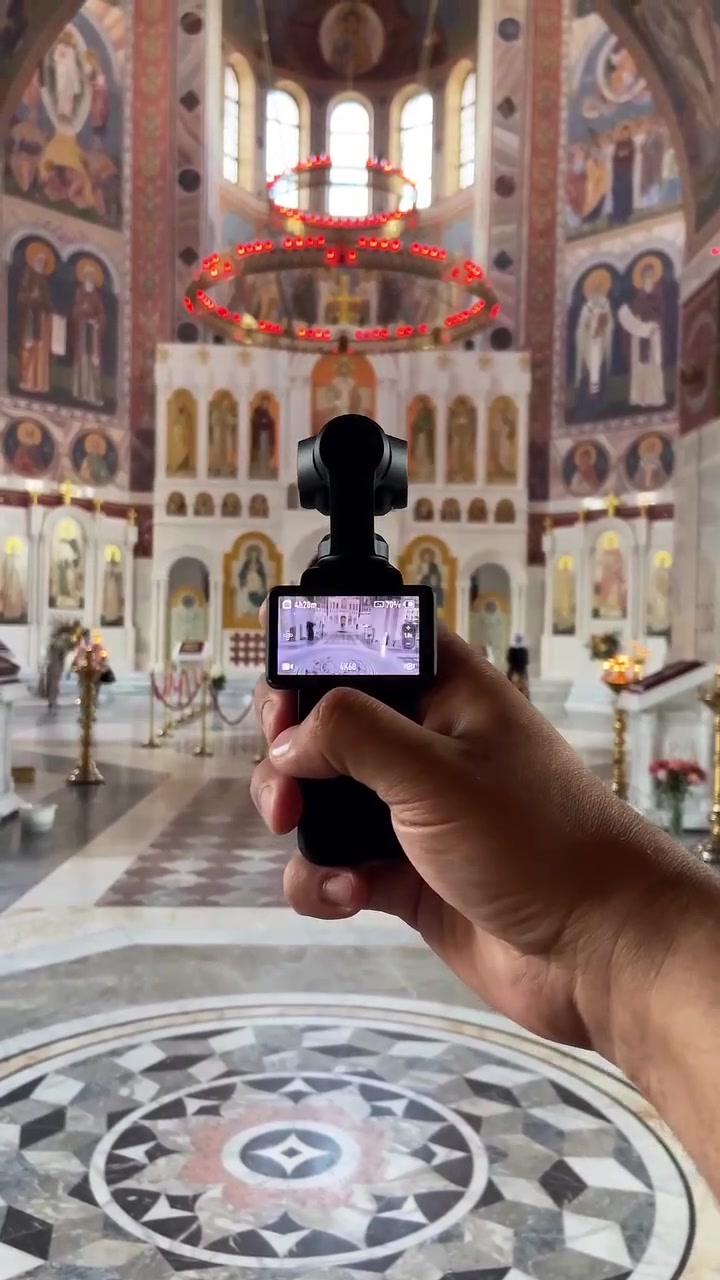 للبيع DJI Osmo Pocket 3 Creator Combo الأصلية
للبيع كامرة DJI Osmo Pocket 3 Creator Combo الأصلية، بحالة الوكالة، استخدام ساعة واحدة فقط، وخالية من أي خدش أو عطل.

المميزات:

* مستشعر 1 إنج (1” CMOS) بجودة احترافية.
* تصوير 4K حتى 120fps.
* جيمبل ميكانيكي ثلاثي المحاور (3-Axis Gimbal) لثبات سينمائي.
* شاشة لمس دوارة 2 إنج للتصوير العمودي والأفقي.
* تتبع ذكي ActiveTrack 6.0.
* فوكس سريع ودقيق.
* أداء ممتاز بالتصوير الليلي.
* ألوان احترافية ودعم D-Log M.
* حجم صغير وسهل الحمل، مثالي لصناع المحتوى والإعلانات والريلز. (DJI Official⁠)

العدة الأصلية كاملة (Creator Combo):

* كامرة DJI Osmo Pocket 3.
* DJI Mic 2 الأصلي.
* Battery Handle.
* Mini Tripod.
* الحقيبة الأصلية.
* الغطاء الأصلي.
* حزام اليد.
* جميع الكوابل والملحقات الأصلية.
* العلبة الأصلية كاملة.

الحالة:

* استخدام ساعة واحدة فقط.
* بحالة الجديدة 100%.
* لا توجد أي ملاحظات أو خدوش.

السعر: 800,000 دينار عراقي.

للجادين فقط، والتواصل على الخاص.


**إذا كنت صاحب هذا الإعلان وتريد حذفه لأي سبب، رجاءا أرسل رسالة إلى الدعم الفني**