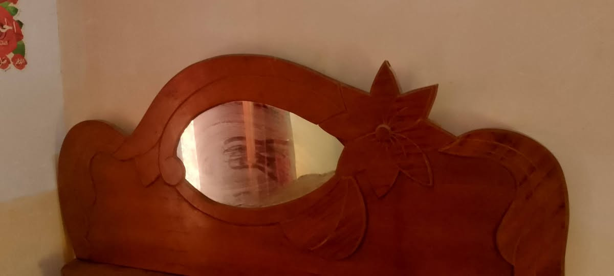 السلام عليكم غرفت نوم للبيع نجاره نقص بس ميز تواليت السعرخاص ورقمي بيه واتساب ***********
