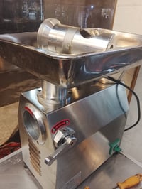 ماكنة لحم نظافة فول مع استخدام قليل لمدة شهر الحجم 32 للحجز او استفسار...