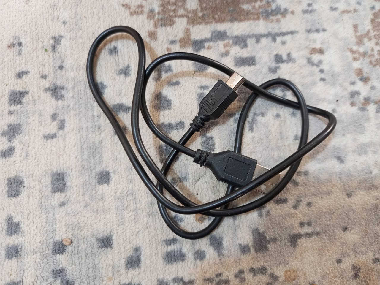 الكاميرا الظاهرة في الصور هي:
📷 Canon PowerShot PC1008 من شركة Canon
وهذه من الكاميرات الرقمية القديمة (بداية الألفينات تقريبًا)، وكانت موجهة للاستخدام اليومي البسيط.
🔍 النوع والتصنيف
النوع: كاميرا رقمية مدمجة (Compact Digital Camera)
الفئة: Point & Shoot (تصوير تلقائي بسيط)
تخزين: بطاقة ذاكرة CompactFlash (CF) (كما يظهر بالصورة)
⚙️ المواصفات التقريبية
(بعضها تقديري حسب هذا الموديل القديم)
📸 الدقة: حوالي 2 ميجابكسل
🔍 الزوم: تقريب بصري بسيط + رقمي
📺 الشاشة: LCD صغيرة (حوالي 1.5 بوصة)
💾 الذاكرة: CompactFlash (CF)
🔋 البطارية: بطاريات AA أو بطارية خاصة (حسب النسخة)
🎥 الفيديو: تصوير فيديو بجودة منخفضة (قديمة)
⚡ الفلاش: مدمج
🔌 منافذ: USB قديم لنقل الصور
⭐ المزايا
✔️ سهلة الاستخدام (مناسبة للمبتدئين)
✔️ حجم صغير وخفيفة الوزن
✔️ لا تحتاج خبرة في التصوير
✔️ تعمل بدون إنترنت أو إعدادات معقدة
سعر 30.000 وبيها مجال لشراي مكاني بصره حيانيه شارع الامام موسى الكاظم راسلني وتدلل***********
