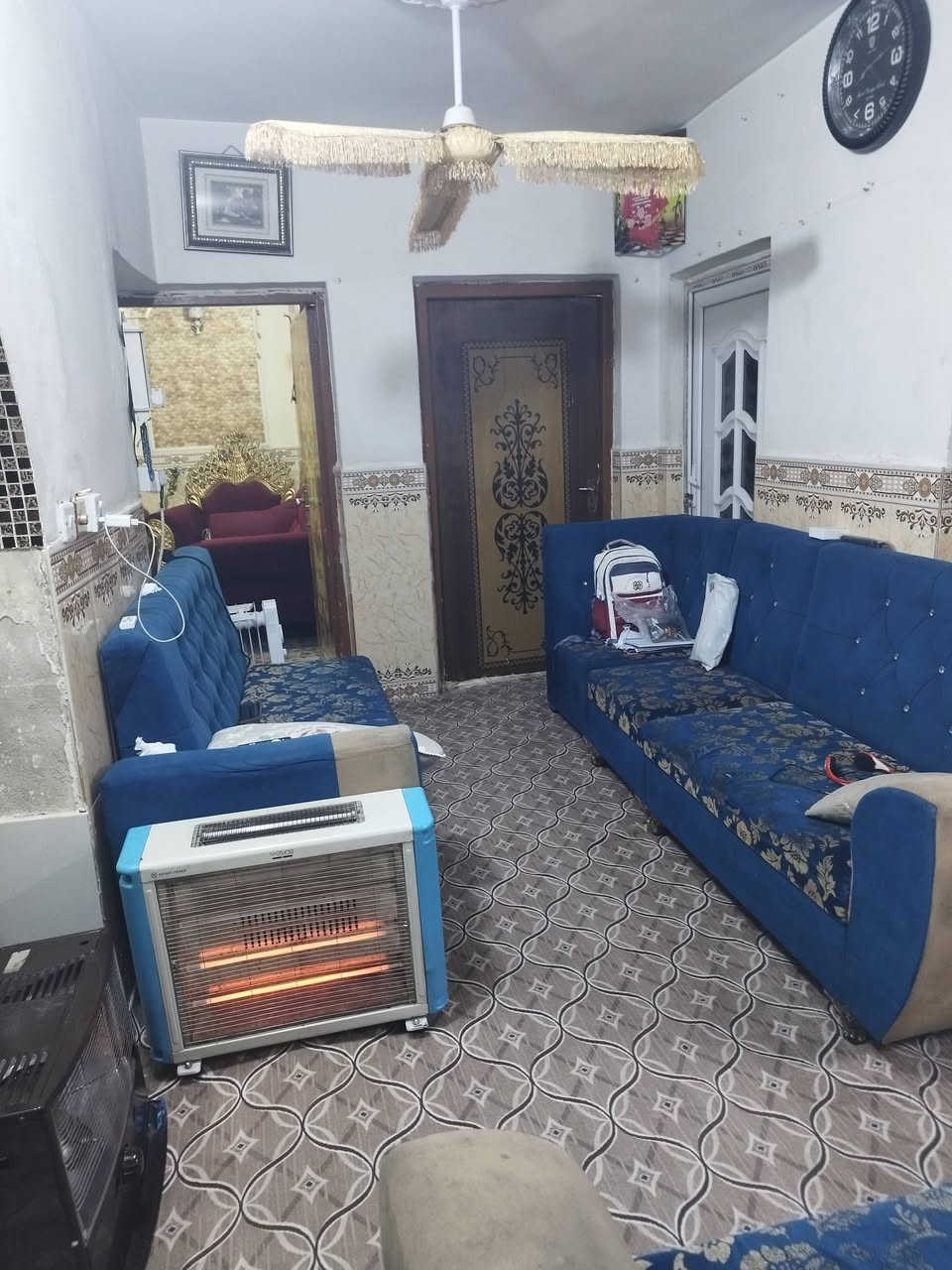 السلام عليكم متوفر بيت طابو ملك صرف بسمي مساحته 100م واجهه 10 نزال 10 قاطين ثلاث غرف نوم واستقبال ومطبخ وحولي سطحين غرفه فوك سندويتش مسويه مخزن بيت مربع كلش زين قريب على كليه الهادي حي اسيا يصلح استثمار ايجارات طلبه كليه الهادي وارده الشهري خير من الله ***********
