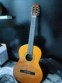 هذني الغراض كلهن للبيع السبب محتاج الفلوس  *جيتار Yamaha C40 جبته ب١٣٥...