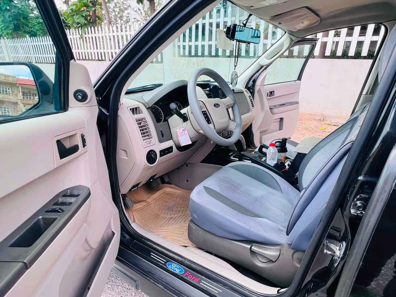 Ford Escape 2011
رەنگی ڕەش
کلین تایتڵ 
رەقەمی سلێمانی سەنەوی نوێیە
تایەی نوێیە
کوشنی نوێی تێگیراوە و شاشەی نوێی تیادا بەستراوە.
تایەی نوێیە.
بەشەرتی گێڕو مەکینە نەبوخار دەکا و نە دەنگی تیایە.
هیچ دەعمێکی نییە کەمیك لێخشان و قەڵەم کاری هەیە.
هەیکەلی سەیارە بە جوانی ماوەتەوە هیچ عەزێت نەدراوە.
تەبریدی سارد و گەرم بێ کێشەیە.
مەصرەفێکی باشی تیاکراوە و زۆربەی شتەکانی لۆکە و هیچ مەصرەفێکی تیادا نییە.
سەیارەکە هی دەستی خۆمە و سەیارەی مەعرەز نییە.
بۆ زانینی نرخ پەیوەندی بکەن بەم ژمارەوە مۆبایلەوە.
*********** السليمانية, العراق
