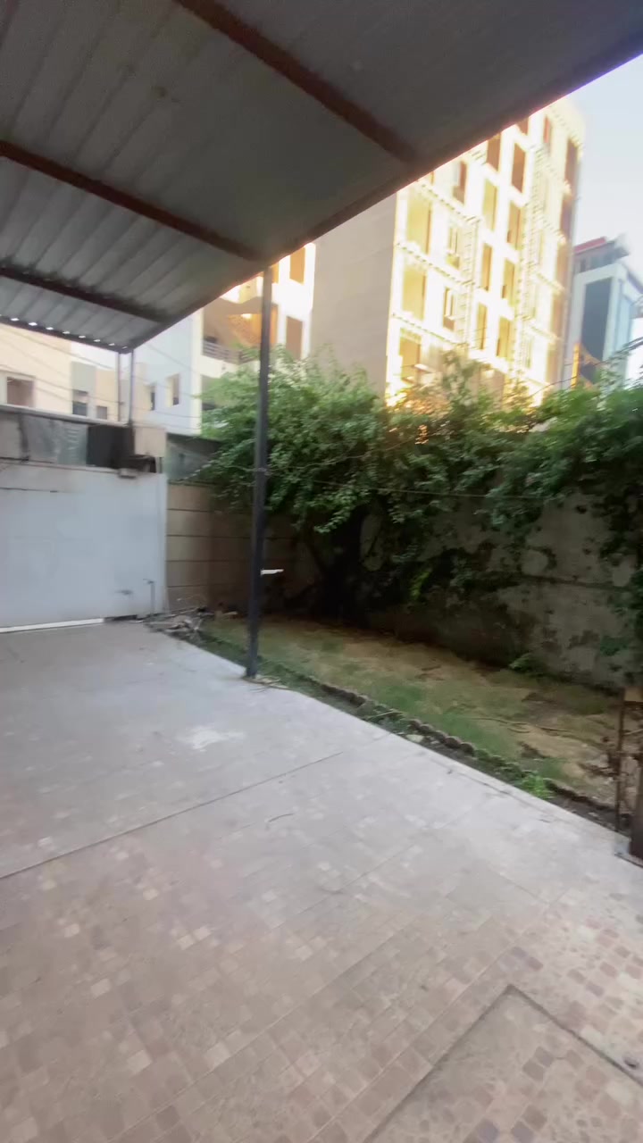 دار للإيجار – تجاري
الموقع: الكرادة / العرصات – قرب شركة BMW 
المساحة: 350 متر

المحتويات:
 • 4 غرف واسعة
 • 2 صالات
 • 3 خدمات
 • مدخلان منفصلان
 • موقع متميز مناسب للمكاتب والشركات والعيادات

للاستفسار والتواصل:
📞 ***********
المختار للاستثمار والتسويق العقاري
