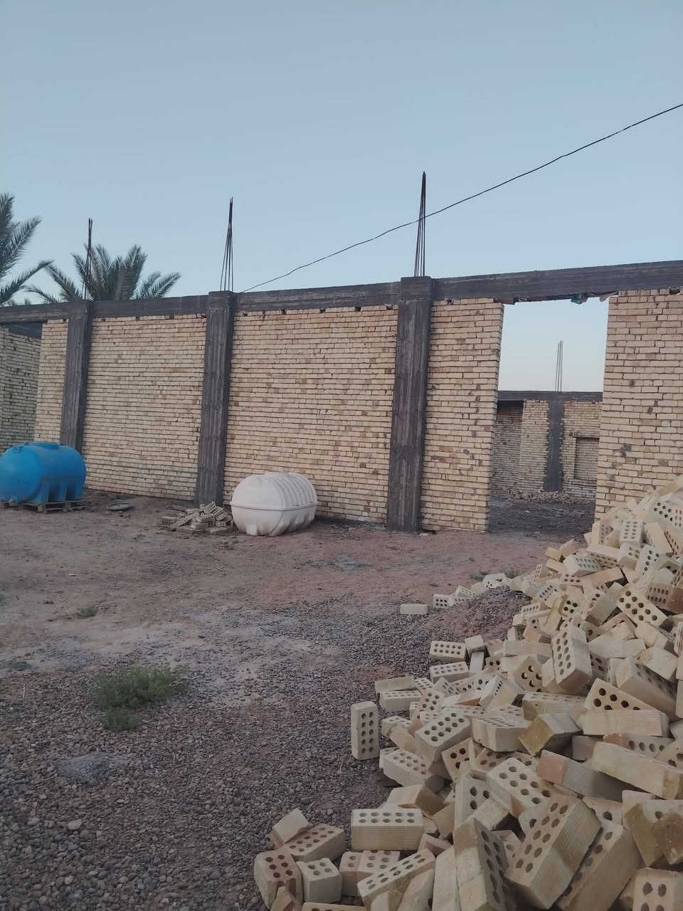 الحمد لله، والصلاة والسلام على رسول الله، وعلى آله وصحبه، أما بعد:

 فقد أثنى الله سبحانه على من يعمر مساجده فقال: إنما يعمر مساجد الله من آمن بالله واليوم الآخر وأقام الصلاة وآتى الزكاة ولم يخش إلا الله فعسى أولئك أن يكونوا من المهتدين. {التوبة:18}.

وإن من عمارة المساجد إقامتها، وترميمها وتعاهدها وصيانتها، ويدخل هذا الفعل أيضا في الصدقة الجارية، ولو كانت المشاركة بمبلغ قليل، ويدل على ذلك ما ورد في الحديث. فعن أبي هريرة قال: قال رسول الله صلى الله عليه وسلم: إن مما يلحق المؤمن من عمله وحسناته بعد موته علما علمه ونشره، وولدا صالحا تركه، ومصحفا ورثه، أو مسجدا بناه، أو بيتا لابن السبيل بناه، أو نهرا أجراه، أو صدقة أخرجها من ماله في صحته وحياته يلحقه من بعد موته. رواه ابن ماجه وحسنه الألباني.

ومن فضل الإنفاق على المساجد وتعميرها والمساهمة في استمرارها وبنائها ماورد عن النبي صلى الله عليه وسلم أنه قال: من بنى مسجدا لله كمفحص قطاة أو أصغر بنى الله له بيتا في الجنة. رواه ابن ماجه وصححه الألباني.

قال السندي في شرحه لابن ماجه: وقوله: كمفحص قطاة. هو موضعها الذي تخيم فيه وتبيض لأنها تفحص عنه التراب، وهذا مذكور لإفادة المبالغة في الصغر وإلا فأقل المسجد أن يكون موضعا لصلاة واحد. وفي الزوائد: إسناده صحيح ورجاله ثقات. انتهى .

وقال الحافظ ابن حجر في فتح الباري: وحمل أكثر العلماء ذلك على المبالغة، لأن المكان الذي تفحص القطاة عنه لتضع فيه بيضها وترقد عليه لا يكفي مقداره للصلاة فيه... وقيل بل هو على ظاهره, والمعنى أن يزيد في مسجد قدرا يحتاج إليه تكون تلك الزيادة هذا القدر، أو يشترك جماعة في بناء مسجد فتقع حصة كل واحد منهم ذلك القدر. انتهى .

وفي الصحيحين أن النبي صلى الله عليه وسلم قال: من بنى مسجدا يبتغي به وجه الله بنى الله له مثله في الجنة.

  قال النووي في بيان عظمة هذا الثواب: يحتمل قوله: مثله، أمرين: أحدهما: أن يكون معناه : بنى الله تعالى له مثله في مسمى البيت, وأما صفته في السعة وغيرها فمعلوم فضلها أنها مما لا عين رأت ولا أذن سمعت ولا خطر على قلب بشر . الثاني أن معناه : أن فضله على بيوت الجنة كفضل المسجد على بيوت الدنيا.
والله أعلم. وصل اللهم وسلم وبارك على نبينا محمد وعلى آله وصحبه وسلم
من اراد التبرع هذا عبر الماستر 2253418319 اواتصال *********** 
***********
