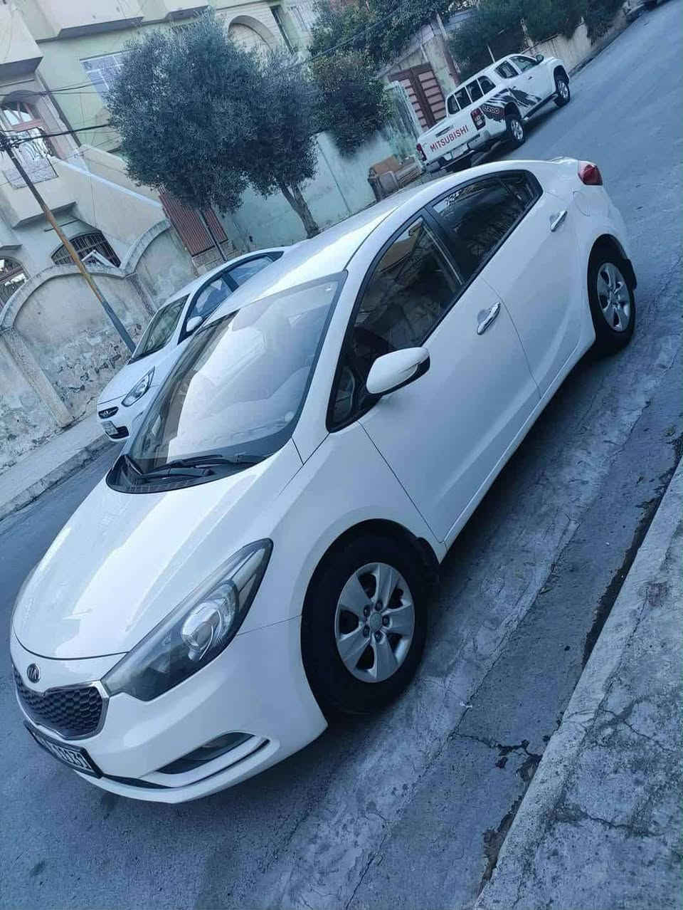 كيا سيراتو 2014 خليجي 
مع كوبون بانزين 
 مكفوله بدون صبغ بيها بس بالدوسه ، وبارد الجاملغ الامامي وبالدوسات  وباردات بسيطه 

مواصفات سيارة 

محرك 1600 دوش 
ارضيه تغلف جلد  
تبريد تدفئ شغال 
كهربائيات كلها شغاله 
كامره خلفيه 
رقم مميز 11131 دهوك 
 السياره بسمي تحويل ثاني يوم 
طخم تايرات بحاله جيده 
صدر حداديه دبلات جديده 
تحكم ستيرن 
 
سنويه تسقط 2028
باقي المواصفات معروفه 
كير محرك شرط 
مكان سيارة موصل /حي الحدباء 
السعر 115 بيها  المعامله بعد المعاينه 
رقم الهاتف 
***********
