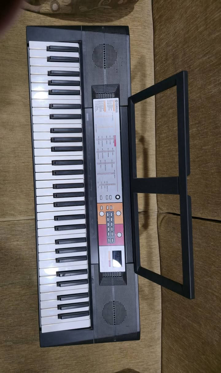 للبيع Yamaha PSR-F50 بحالة ممتازة
السلام عليكم
معروض للبيع  Yamaha PSR-F50 (أورك) مستعمل شبه جديد 
 نظيف جدًا واستعمال قليل جدًا.
 شغال 100% بدون أي مشاكل.
 جميع النوتات صحيحة والصوت واضح وقوي
 مناسب للمبتدئين والهواة والتعلّم بالبيت.
 معاه الشاحن الأصلي Yamaha PA-130.
 السعر: 300 الف وبيه مجال
 للتواصل عبر الواتساب: ***********

