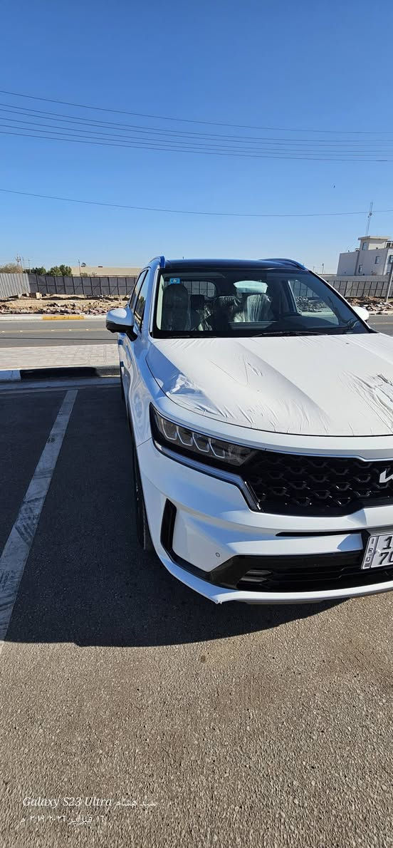 🚘 للبيع – كيا سورينتو 2022 خليجي | فل كامل | دفع رباعي (AWD)
▪️ اللون: أبيض لؤلؤي
▪️ الممشى: 70,000 كم
▪️ محرك 2.5 لتر أوتوماتيك
▪️ 7 مقاعد
المواصفات: ✅ دفع رباعي (AWD)
✅ 4 وضعيات قيادة (Comfort / Eco / Sport / Smart)
✅ سقف بانوراما
✅ كاميرا 360°
✅ شاشة عدادات رقمية
✅ شاشة وسطية Apple CarPlay 
✅ تبريد للمقاعد الأمامية
✅ جنوط ألمنيوم أصلية.
✅ مقاعد جلد فاخرة
✅ تشغيل بصمة وتشغيل عن بُعد
✅ مثبت سرعة ذكي
✅ حساسات أمامية وخلفية
✅مكيف أمامي وخلفي منفصل
✅ باب خلفي كهربائي
✅ شاحن لاسلكي
✅ إضاءة LED كاملة
حالة السيارة: ✔️ استخدام شخصي
✔️ نظيفة جدًا ومحافظ عليها
✔️ الصيانة الدورية منتظمة
✔️ مكينة وكير وشاصي بحالة ممتازة
✔️ لا تحتاج أي مصروف وجاهزة للفحص

💰 السعر: (يذكر عند التواصل) 
📞 للتواصل: ( *********** ) او مراسلة 
"سيارة عائلية فاخرة، مريحة، اقتصادية، وجاهزة للاستخدام مباشرة."
