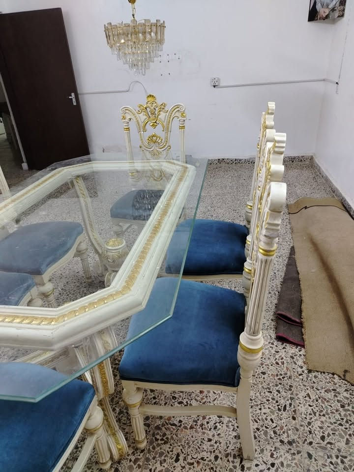 السلام عليكم
للبيع ميز طعام سعره 250 وبي مجال

و ثريه عدد 2 سعر ما كامل اناراتهه السعر 100

للتواصل ***********
