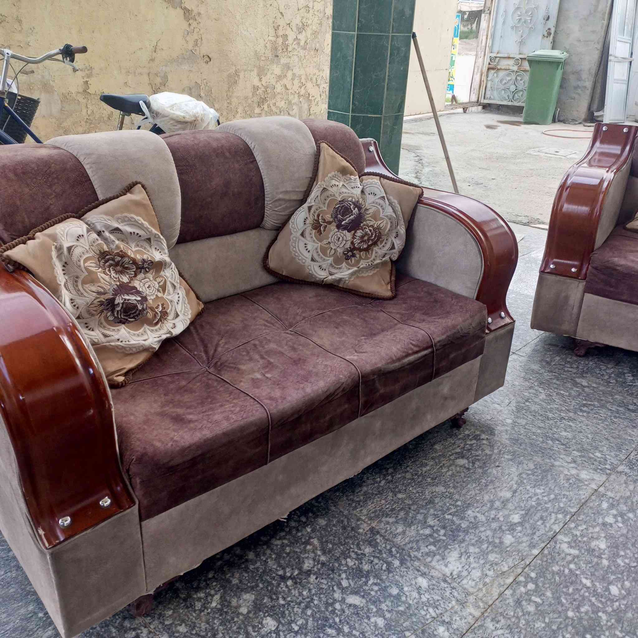 تخم مستعمل نظيف ٨  نفر السعر ١٢٥ ألف بابل الحمزه الغربي حي الدولار قرب عماره دكتور ناجي أتصال ***********
