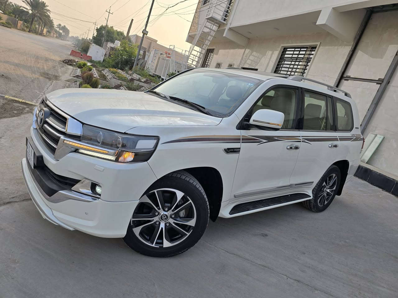 للبيع لاندكروز موديل 2020 ساز  

جديدة بمعنى كلمة اسبيرها منازل اللون ابيض صدفي

 رقم بغداد نكليزي  بسمي سنويه 2030

محرك 4000

V6

فول موصفات 1/1

بصمه تشغيل 

5 بصمه أبواب لمس 

تشغيل عن بعد 

فتحه سلايت

كشنات ثنين كهرباء 

كشنات جلد 

8ايرباك 

زراكات 

مري شفط 

شاشات خلفيه 

مطفايه حريق 

جنطه شفط 

عداد لكزز 

ثلاث قطع تبريد 

حساس امامي 

حساس خلفي  

وباقي موصفات ساز معروفه 

ماشيه 84ألف حقيقي 

ابيع على السونار بيها جاملغ وباب  والباقي مكفوله كفاله 

بيع او مراوس حسب القناعه 

الاستفسار اتصل على الرقم  ‭ ‭

***********

واتساوب متواجد 

مكان بابل
