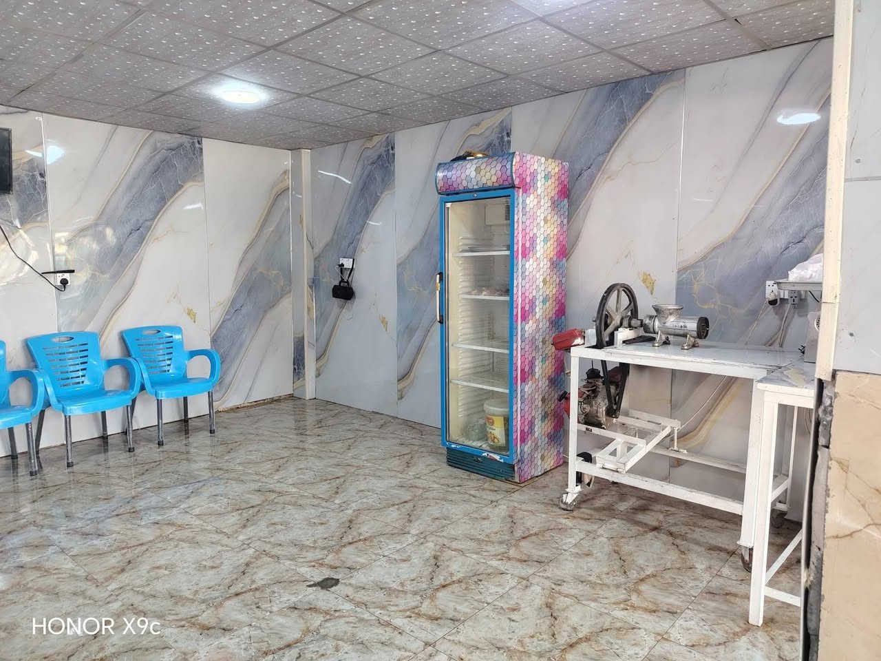 همحل للبيع بدون غراض المحل المفرق شارع السايدين قرب مطعم الكوخ اجار المحل 250 الف ***********
