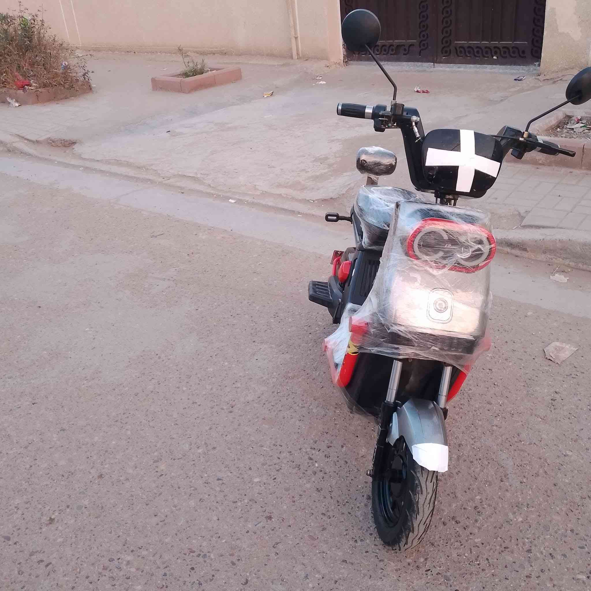 سلام عليكم ورحمة الله وبركاته دراجة شحن حجم ١٦ نضيفة اليوم بدلت بطاريات جدد احسن نوعية بلسوك
السعر ٤٢٥ وبيهة مجال العنوان بغداد مدينة الصدر
***********
