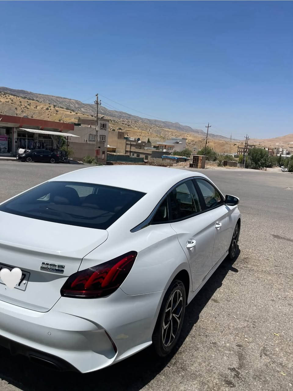 MG_GT_2025
ئێمجی گێر عادی مەرخووب
بێ بؤیاخ بێ شوخت و سارد و قوپاوی 
سەیارەکە سفری شەریکەیە
یەک دەستە 
١٠هەزار رؤشتوە 
بە سفری رامان کیشاوە
رەقەمو سەنوی تازە بەناو خؤمانەوەیە 
دەعامی بؤ دەعامی بەشەرت
٤تایەو ویلو لؤک
یەک دینار مەسرەفی تیدا نیە 
***********
ڤایبەر واتس ئاپ👆
