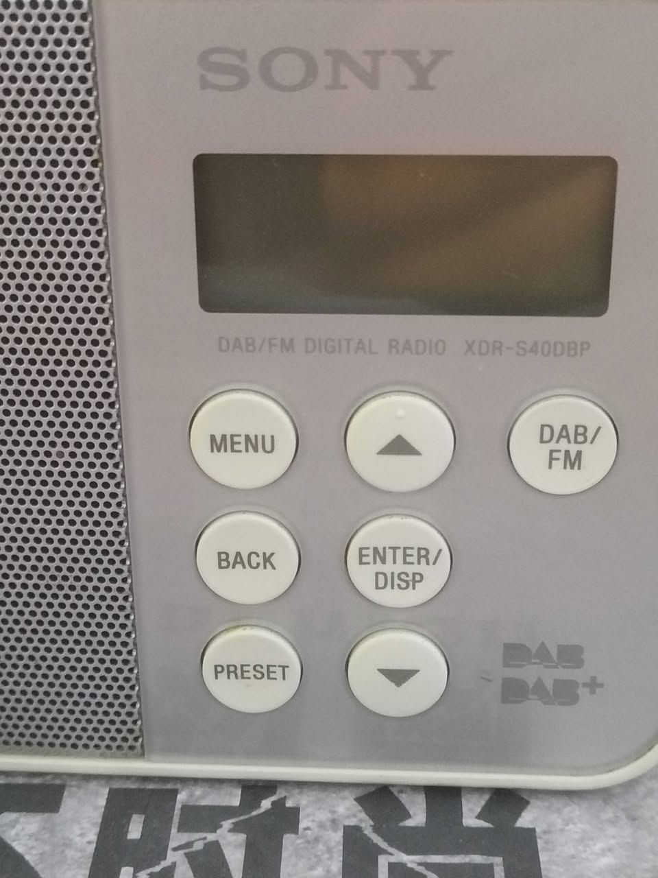 هذا الجهاز هو راديو رقمي محمول من شركة سوني (Sony)، ويحمل الرقم المكتبي الطرازي Sony XDR-S40DBP.أبرز مواصفات الجهاز:نظام البث الرقمي: يدعم تقنيات الراديو الرقمي المتطورة DAB و +DAB لالتقاط القنوات بوضوح عالٍ وبدون تشويش.البث التماثلي التقليدي: يدعم موجات FM العادية.الشاشة: يحتوي على شاشة LCD مدمجة لعرض اسم المحطة والوقت والمعلومات.التخزين: يتيح حفظ ومحطات الراديو المفضلة للوصول السريع عبر أزرار الضبط المسبق (Preset


**إذا كنت صاحب هذا الإعلان وتريد حذفه لأي سبب، رجاءا أرسل رسالة إلى الدعم الفني**