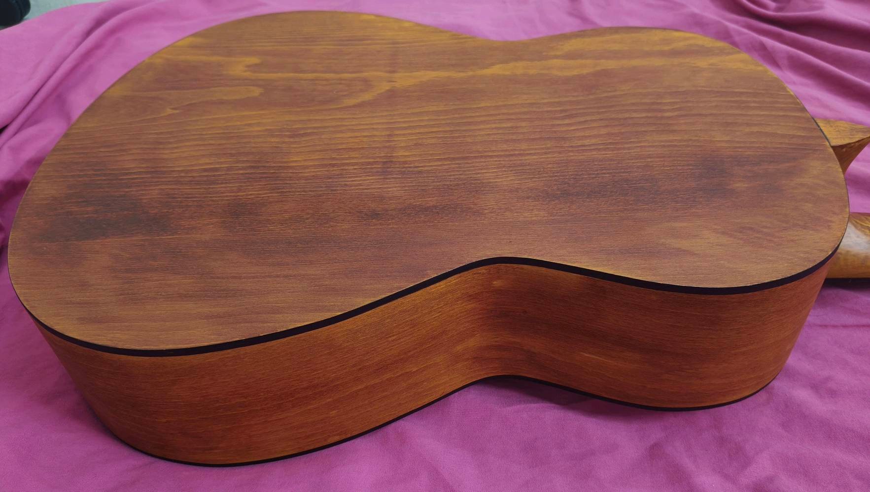 كيتار ماتابور (Matapour) كيتار كلاسيكي نظيف جداً "أخو الجديد" للبيع 🎸
للي يدور كيتار مرتب وصوته دافي ونقي، عندي هذا الكيتار (Matapour) الإيراني الأصلي (صناعة سنندج) موديل 001.
ليش هذا الكيتار لقطة؟
الحالة: نظيف جداً واستخدامه قليل جداً، وبدون أي خدش أو تشوه نهائياً (تگدر تگول أخو الجديد).
الخشب: خشب طبيعي أصلي ومتين، معروف بقوة تحمله ونغمة صوته المميزة.
الحجم: حجم كبير (Full Size) ومريح جداً بالعزف، سواء كنت مبتدئ أو محترف.
الملحقات: يجي وياه جنطته (الحقيبة) الأصلية مالته.
المنشأ: ماركة ماتابور غنية عن التعريف بجودتها للتعليم والعزف الكلاسيكي.
السعر: ( 175 ألف دينار) وقابل للتفاوض  
المكان: (ذي قار )
للتواصل والاستفسار، يرجى مراسلة الرقم على واتس اب ***********



#كيتار # الآلات موسيقية 