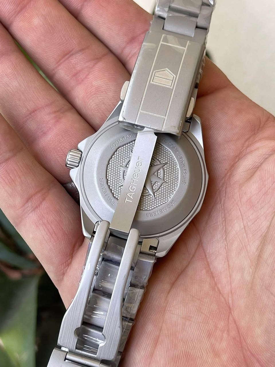 متوفر
ساعة من ماركة TAG HEUER 
تاك هير
* تعمل بالطاقة الشمسية (Solargraph)
* مقاومة للماء 200 متر
* هيكل وسوار ستانلس ستيل
* تصميم رياضي فاخر للغوص والاستخدام اليومي
* حجمها غالباً 40mm
لون العقارب والتفاصيل السماوية الفاتحة مميزة جداً بهذا الموديل وتعطيها شكل عصري وأنيق
سعرها بالموقع
 3000$ الى 3500$
ملاحظة اخوان الساعة بدون علبة


**إذا كنت صاحب هذا الإعلان وتريد حذفه لأي سبب، رجاءا أرسل رسالة إلى الدعم الفني**