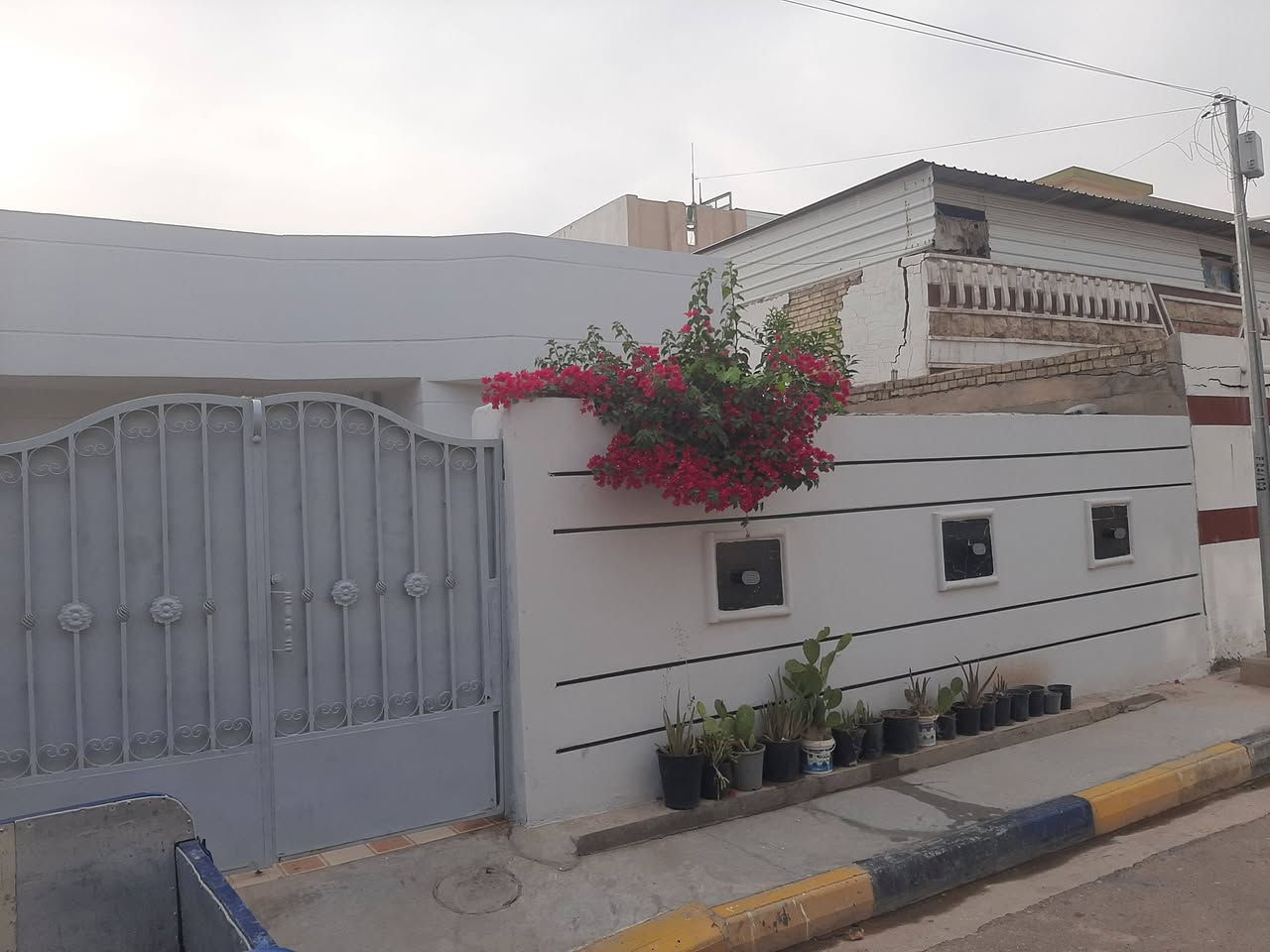 السلام عليكم دار للبيع الجمعيه الثانيه ٢٠٠ متر١٠،في ٢٠ تحتوي على استقبال وغرفتين نوم وصالة ومطبخ وصحيات وبيتونه للإستفسار الاتصال على هذا الرقم  ***********
