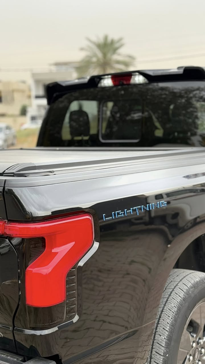 سلام عليكم
فورد F150 lightning lariat 2023
كهرباء بالكامل
السيارة بدون ضرر كلين تايتل مكفولة كفالة عامة من الدعامية للدعامية
ماشية 22k
لون اسود ملكي
السيارة فول فول موصفات
كشنات جلد 
تدفئة وتبريد الكشنات
تلث وضعيات خزن للكشنات
تقديم وتاخير دواسات الوقود
شاحن لاسلكي
شاشة تيسلا بلاد قياس 15.5 انش
سماعات b&o
اضاء محيطية بلادي 360 درجة
اضاء امامي عدسات LED متحرك
5 كامرات
كامرات 360 درجة
حساسات 360 درجة
نضام القيادة الذاتي
نضام المحافضة على المسار
وعدم الخروج من المسار
نضام المحافضة على المسافة مع السيارة الامامية
نضام الاصطفاف الذاتي
شاشة عدادات دجتل متغيرة حسب نمط القيادة
اربع وضعيات قيادة
گير طيارة طرح 
طاولة وصطية 
مرايات جانبية شفط
رمز الدخول بدون مفتاح على الابواب
فتح الابواب وقفل الابواب على بصمة اليد
فور ويل 4*4
صندوق خلفي كهرباء شفط
درج في باب الصندوق
صندوق امامي كهرباء شفط
مدا شحن يصل الى 500 كيلو
قدرة حصانية 580 حصان
مع عزم دوران تورك 1.050
تسارع من 0-100 في غضون 4 ثواني
تدعم الشحن السريع
امكانية استخدام السيارة كمصدر طاقة للمنزل في حال انقطاع التيار الكهربائي
وبعد هواي مواصفات ممذكورة
السيارة مناقصها برغي وصرفيتها 0 لا تحتاج تفول بانزين ولا تبدل دهن ولا تشيل هم الكير تشحن بالبيت وتطلع تفتر بلاش 
السعر 460$ اربع شدات اوستين ورقة وبيها مجال جداً بسيط 
***********
