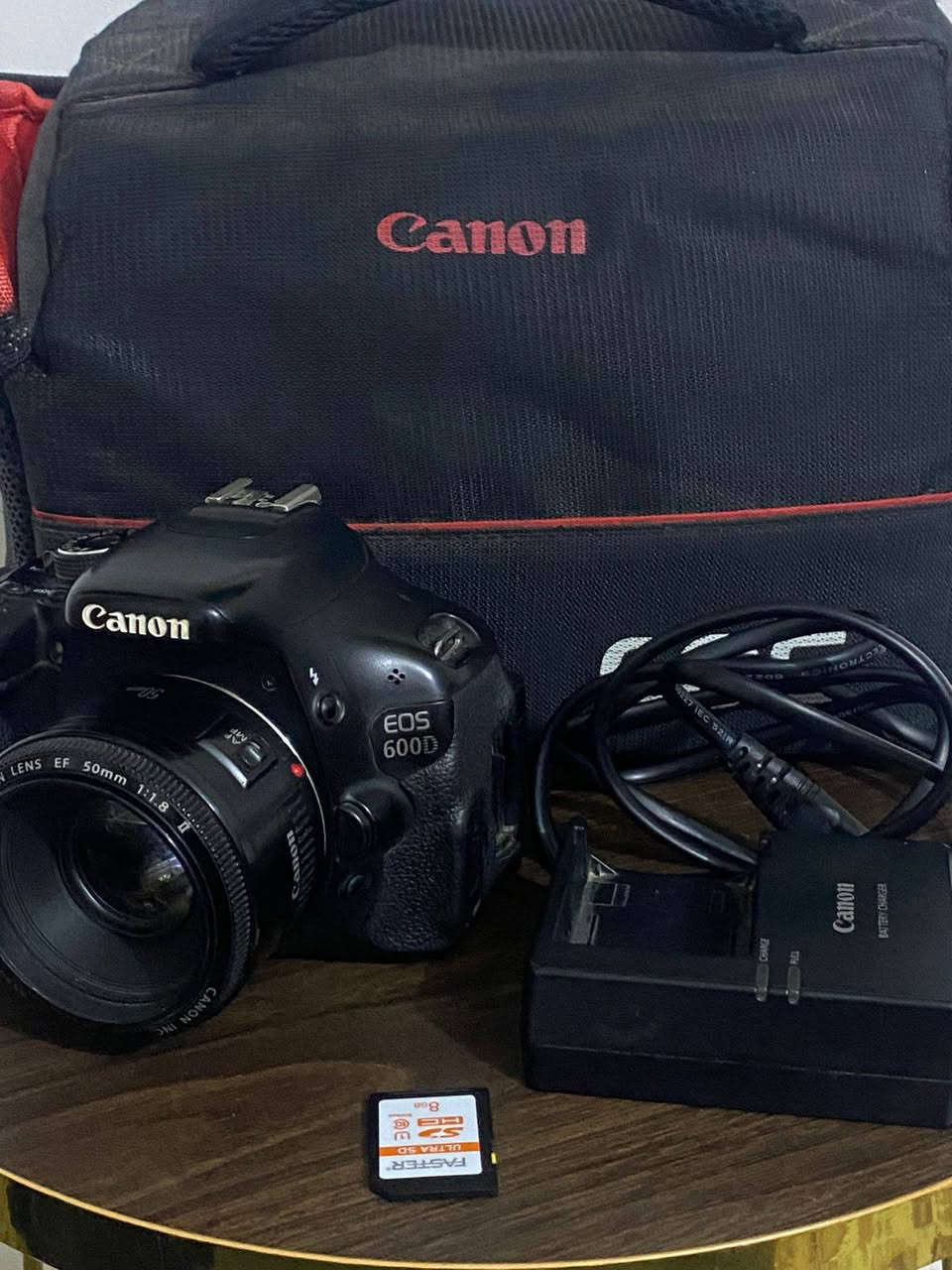 السلام عليكم من رخصه الادمن
كامرة كانون D600 للبيع 
الملحقات عدسه 50 ملم فتحه f 1.8
الشاحنة+ كادريتر نقل صور+ جنطه 
السعر 350 ألف وبيها مجال 
***********
