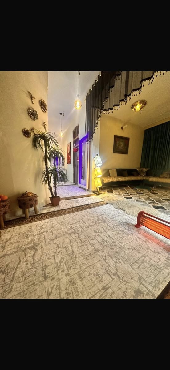 سلام عليكم
شقه مساحه 150 موقع جمعيه مجاور مطعم فوانيس ترهم مكتب او مسكن شقه نظيفه كولش 
الاستفسار :***********
