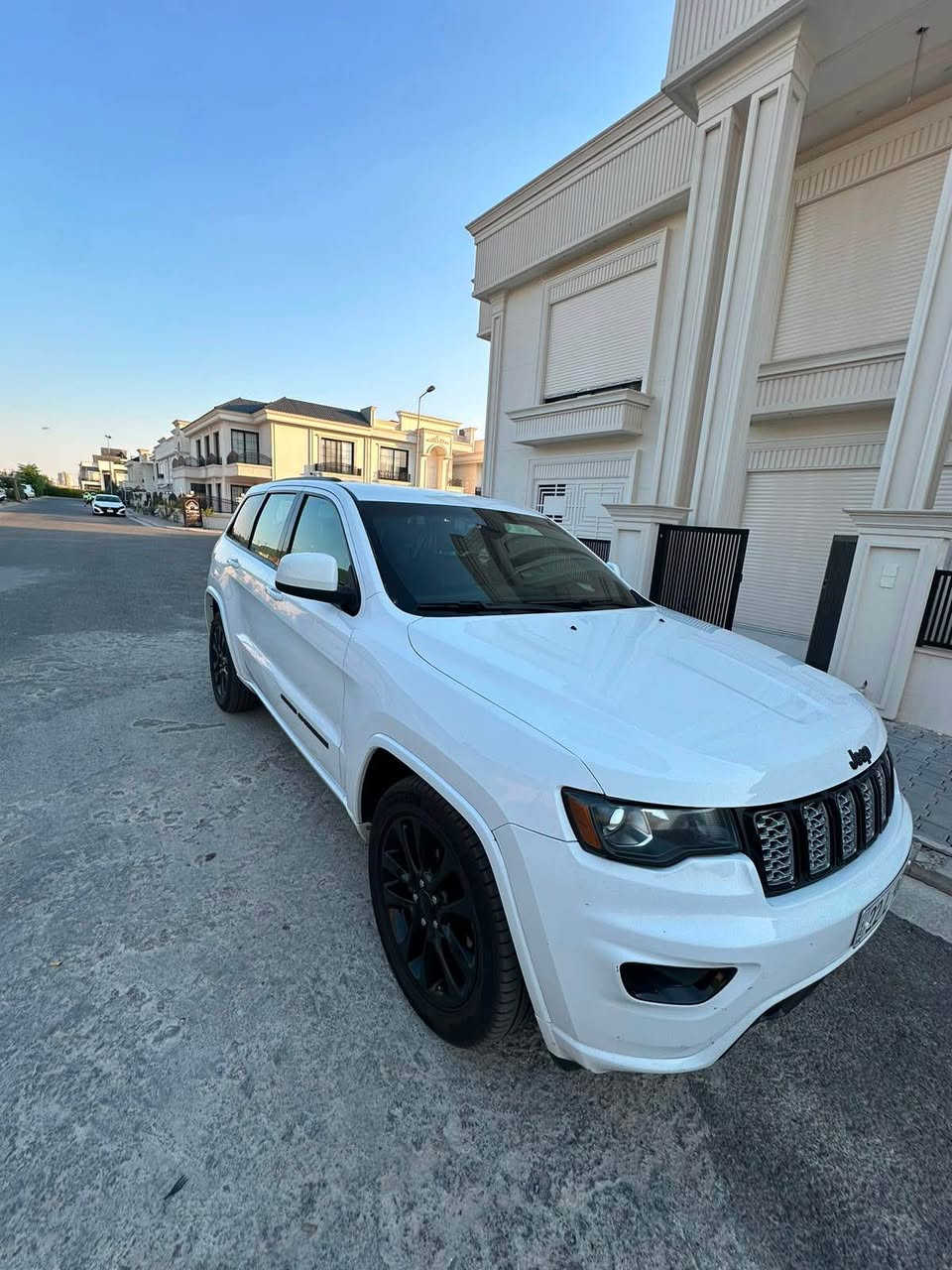 جيب غراند شيروكي (JEEP GRAND CHEROKEE)
 الفئة: بلاك توب (BLACKTOP)
 الموديل: 2020
 اللون: أبيض
المواصفات الفنية
 المحرك: 3.6L V6
 ناقل الحركة: أوتوماتيك
 نظام الدفع: دفع رباعي 4x4
 الممشى (المسافة المقطوعة): 88,000 مايل
 حالة الحادث: حرق بسيط بالدشبول
 قشر السيارة (سند الملكية): CLEAN TITLE
المميزات والمواصفات الداخلية
 تشغيل بصمة
 مثبت سرعة
 نظام صوتي فاخر
 مقاعد جلد
 فتحة السقف: لا يوجد
 حساسات أمامية وخلفية
 كاميرا خلفية
 شاشة لمس
السعر 265 وبيها مجال مكان تكريت او بغداد

***********
*********** تكريت, صلاح الدين
