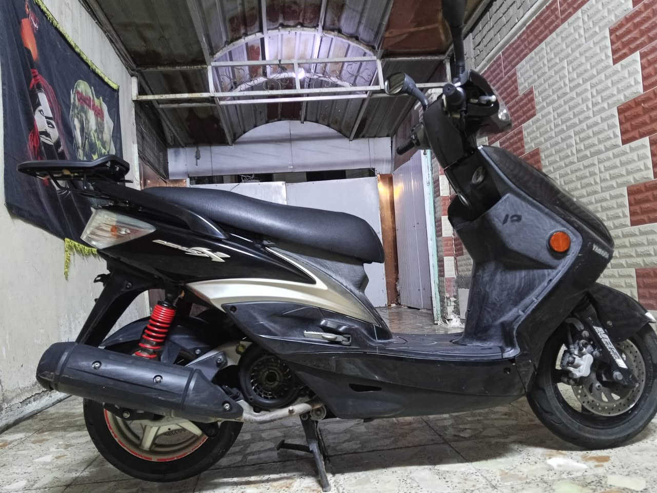 السلام عليكم
دراجة سكنس فحل جديدة لوك 
سرعة 140 خطين نوزل اسلف اصلي عداد كتروني شغال 
ام طلاعات ستاند كهرباي حساس وراقها ابسمي محرك ناعم ومكفول كفاله عامه 
شراي يتصل 
شرط جيب فيتر وتعال فحص براحتك
***********
