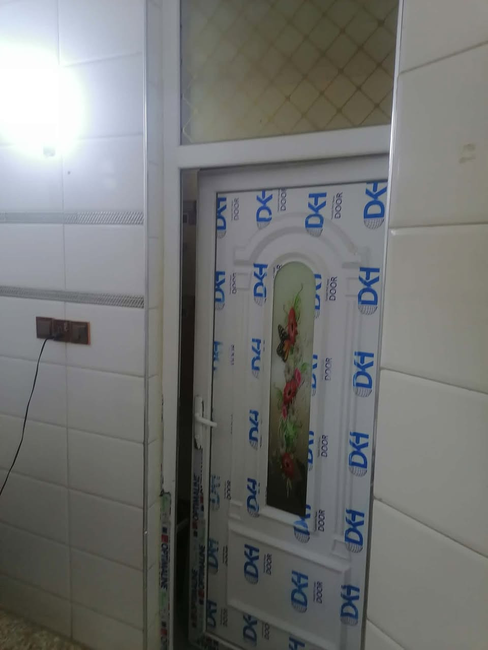 بيت للبيع مساحه 250 طابو زراعي  يبعد عن الشارع 150  متر  بناء حديث  يحتوي علئ غرفتين نوم كبيره ومطبخ  وكليدور 9 متر  صحيات درجه اولئ  حديقه مناور سطحين. العنوان ابو خستاوي قرب شارع المرور  رقم ***********
