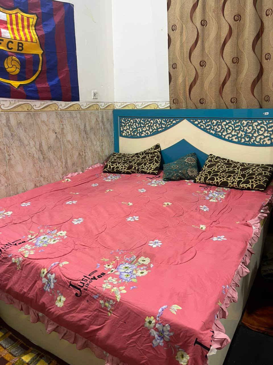 السلام عليكم اخوان هاي الغرفه للبيع مستعمله الكنتور أربع أمتار أو نص أو جربايه أو ميز تواليت السعر 300 نجارة عراقيه الي يريد يراسلني خاص أو هذا رقمي ***********
