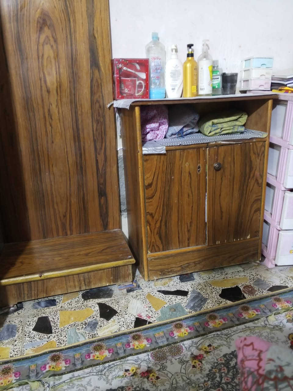 السَلٱمٌ عـَلـْيكم غرفه للبيع عوزها ترتيب بسيط السعر 250 مكاني 4000 رقم ***********
