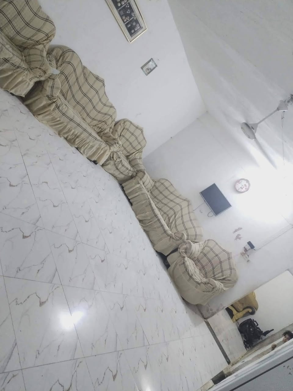 بيت للبيع في منطقة اليوسفية بلبداية ع الشارع العام مساحه 600 متر حديقتين كبار  ومطبخ وغرفه وصاله واستقبال و حمامات بيت مرتب للأستفسار الاتصال ع الرقم 
***********
او مراسلة ع الخاص
