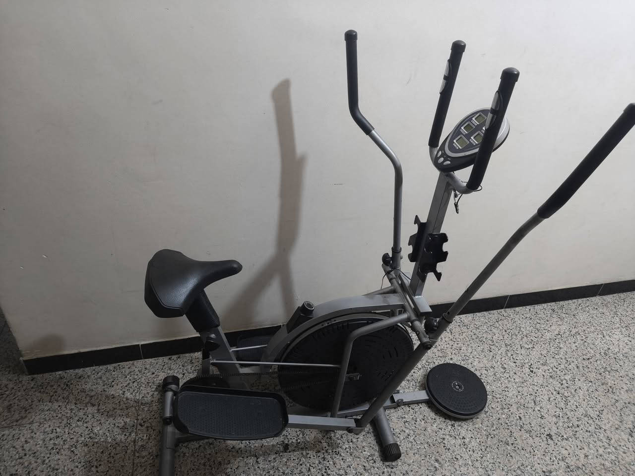 للبيع جهاز رياضي منزلي (أوربتراك / دراجة إليبتيكال) بحالة جيدة
• يحتوي على شاشة تعرض: السرعة، المسافة، السعرات الحرارية، النبض، والوقت
• مناسب للتمارين المنزلية وحرق الدهون وتحسين اللياقة
• استخدامه بسيط ومريح
السعر: 150
الموقع: البصرة – القبلة – حي الجامعة

للتواصل على الخاص


**إذا كنت صاحب هذا الإعلان وتريد حذفه لأي سبب، رجاءا أرسل رسالة إلى الدعم الفني**