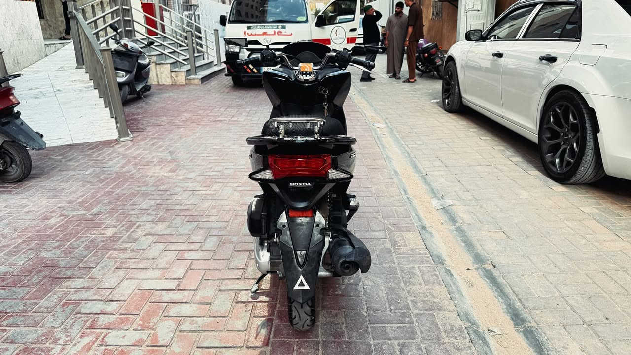 مراوس فقط دراجه لايتي كون نضيفه  اوراق اصولي او رقم
هوندا بي سي إكس (Honda PCX 125) - الجيل الثاني 🇯🇵
السلام عليكم شباب، دراجة هوندا PCX جيل ثاني نظيفة جداً (مثل ما واضحة بالصورة) للبيع، الدراجة مكفولة من كل نواحي 
📋 المواصفات والمميزات:
• المحرك: 125cc بخاخ (PGM-FI)، محرك ناعم وقوي واقتصادي جداً بقطرة البنزين.
• التبريد: راديتر (تبريد مائي)، انسى شي اسمه حماوة بالازدحامات وحر  الصيف.
• السيستم الذكي (Auto Park / Idling Stop): نظام الانطفاء الذاتي عند الوقوف بالتقاطعات والازدحام، وتشتغل فوراً وبسلاسة مجرد ما تلوي يدة البنزين.
• التشغيل: سلف صامت (eSP) تشغيل ناعم وبدون أي صوت مزعج.
• الراحة والأمان: كشن بلادي مريح جداً للمسافات الطويلة، وويل 14 إنج يعطيك ثبات عالي بالطسات والشوارع.
• الإضافات: مضاف لها حمالة خلفية حديد (شبك) جاهزة لشد صندوق، وغلاف كشن شبك طبي ضد الحرارة.
🛠️ حالة الدراجة:
• المحرك والكهربائيات: لوز، المحرك بالباكيت  (والدراجه محركها ما مفتوح)، والكهربائيات كلها شغالة ١٠٠٪؜.
• المصروف: ما تحتاج أي مصروف (دهن موتل الأصلي واخلي بانزين محسن).
• المسافة المقطوعة: ماشية [17 الف 
📍 المكان: [كربلاء]


**إذا كنت صاحب هذا الإعلان وتريد حذفه لأي سبب، رجاءا أرسل رسالة إلى الدعم الفني**