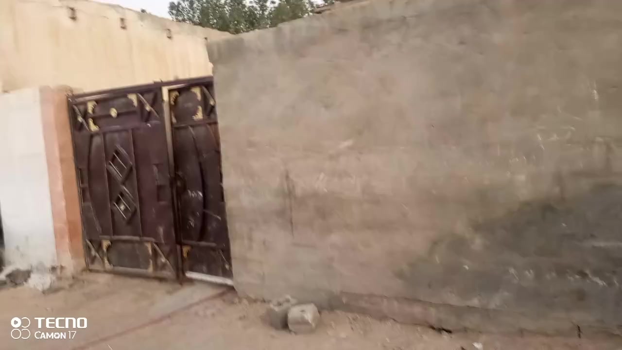 للبيع بيت مساحتة ٢٥٠ متر ثاني بيت عن الشارع الزوار قريب علة نفق ميسان غرفتين كبار وصالة ٩مترومطبخ ٤مترومضيف ١٣ متر والمشتمل بي غرفة وطارمة ومطبخ وتخاريج سعر ٣٥ مليون ***********بي واساب ومكشفة مترين
