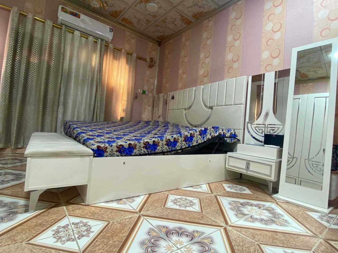 السلام عليكم ورحمة الله وبركاته غرفه مستعمله قليل نضيفه كلش بسعر مناسب جداً 700وبيه مجال للستفسار عل هاذ الرقم***********

