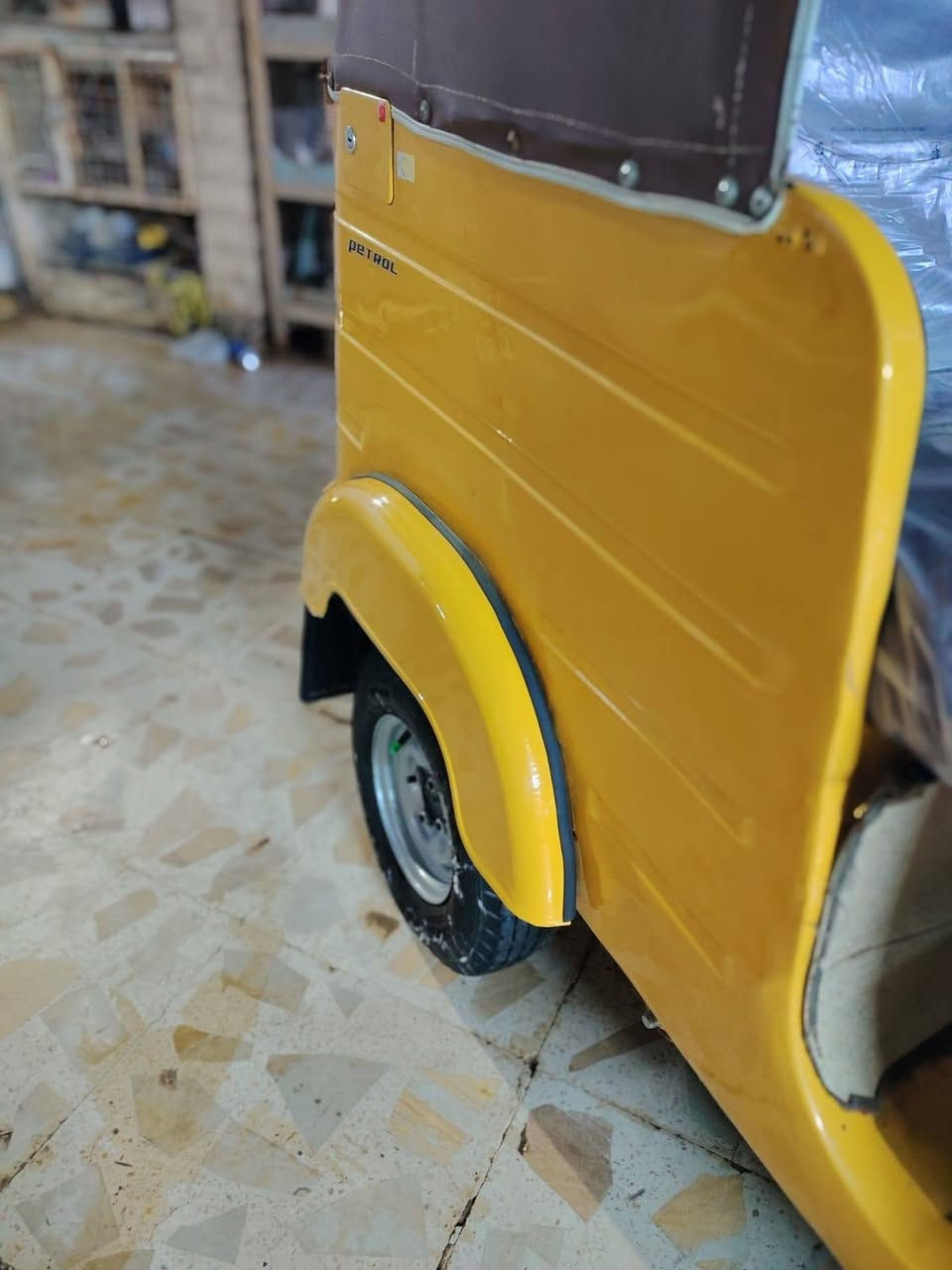 السلام عليكم تكتك موديل ١٩ رقم وسنويه تحويل ثاني تكتك بيه لغد واحد صبغ ودوس الباقي لا ضربه ولا صبغ مكينه جديده بعدهي بدهن السحك ناعمه بريك كله جديد كبل للشارع مكاني الشعب   السعر ٦٥٠٠ وبيه مجال رقمي ***********
