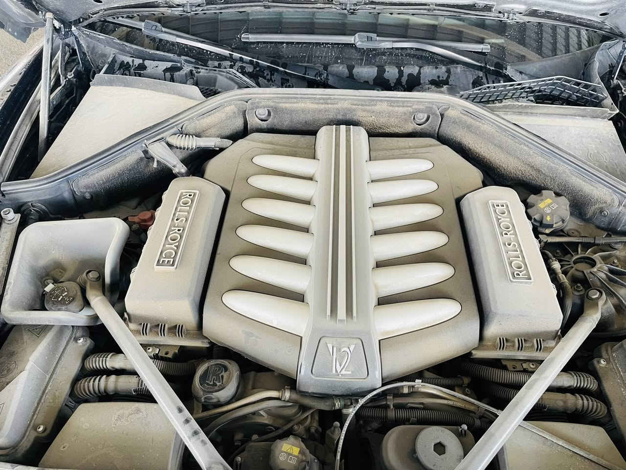 في عالم المحركات، الضجيج يعني القوة، لكن في قاموس #رولز_رويس، القوة الحقيقية هي التي لا تُسمع.
• المحرك الأيقوني: محرك V12 بسعة 6.75 لتر مع شاحن توربيني مزدوج. هو ليس محركاً للسرعات الجنونية، بل لتوليد "عزم دوران" هائل عند أدنى مستويات الدوران (RPM)، لضمان انطلاقة تشبه إقلاع الطائرات الخاصة. ✈️


**إذا كنت صاحب هذا الإعلان وتريد حذفه لأي سبب، رجاءا أرسل رسالة إلى الدعم الفني**