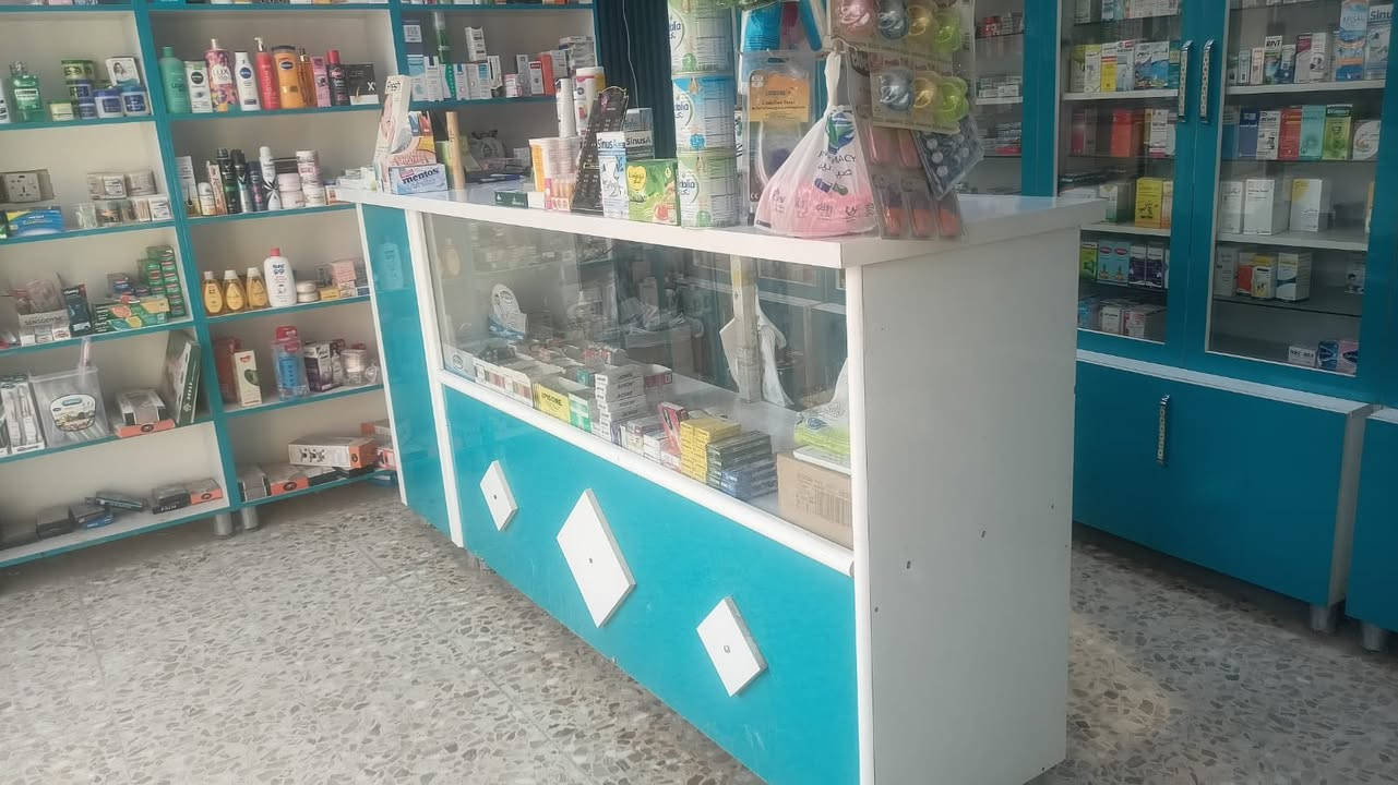 جام خانة 10 ملم واجهيه  6 متر ارتفاع ٢٦٠
مع باب 

خانة خشب mdf  عرض متر 
ارتفاع ٢ متر

ميز خشب mdf بيه عده خانات 

كذللك توجد لافتة ضوئية 
الاستفسار واتساب او اتصال ***********
