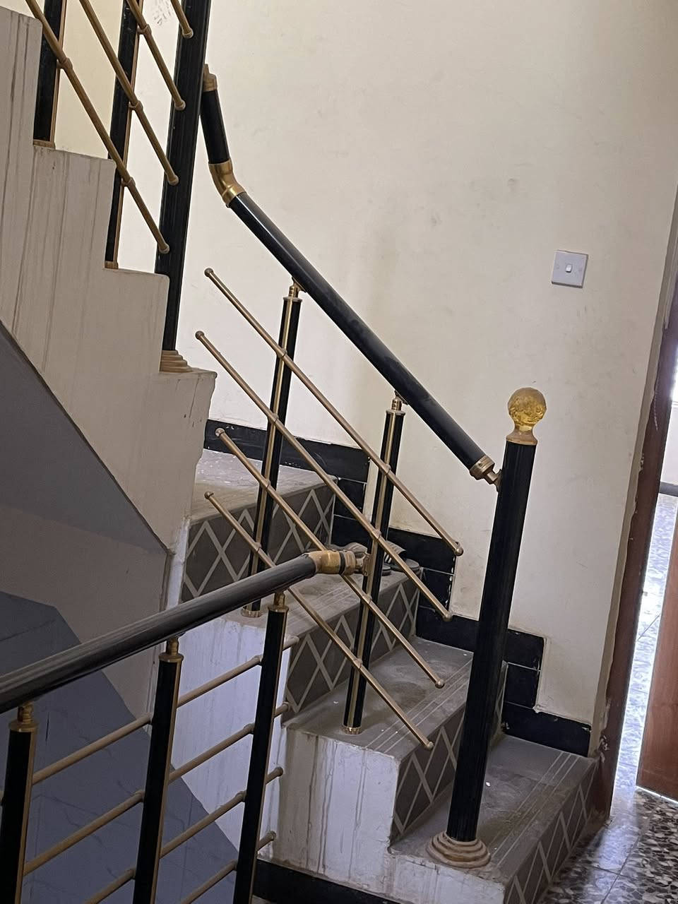 (لليجار الشعب شارع عدن)
سلام عليكم يوجد مشتمل 75م يحتوي على صاله ستقبال مطبخ 2غرف نوم خدمات 2 منور 2 شارع عدن قرب محمد النجار استفسار 
ابو علي *********** مكتب الوليد
