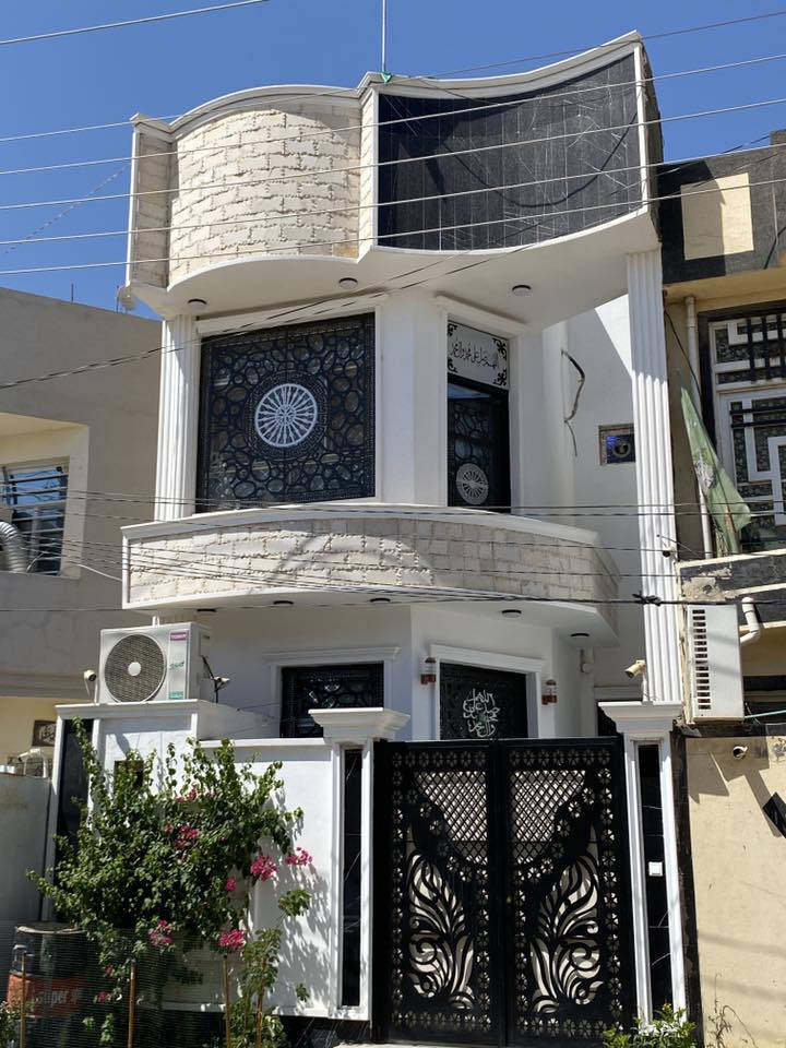 السلام عليكم
بيت في كربلاء حي السلام مساحة ١٠٠ متر طابقين طابو صرف يحتوي على مطبخ وصالة واستقبال وصحيات فوك وجوة وخارجية وغرف عدد ٣ وحدة جوة واثنين فوك واحدة نظام سويت تحتوي على حمام وصالة طابق ثاني بناء ٢٠٢٢ بعدة جديد منطقة متكاملة تبليط وكافة خدمات السعر ٢٠٨ مليون  وبي مجال بسيط 

للاستفسار اكثر الاتصال على هذا الرقم ***********
