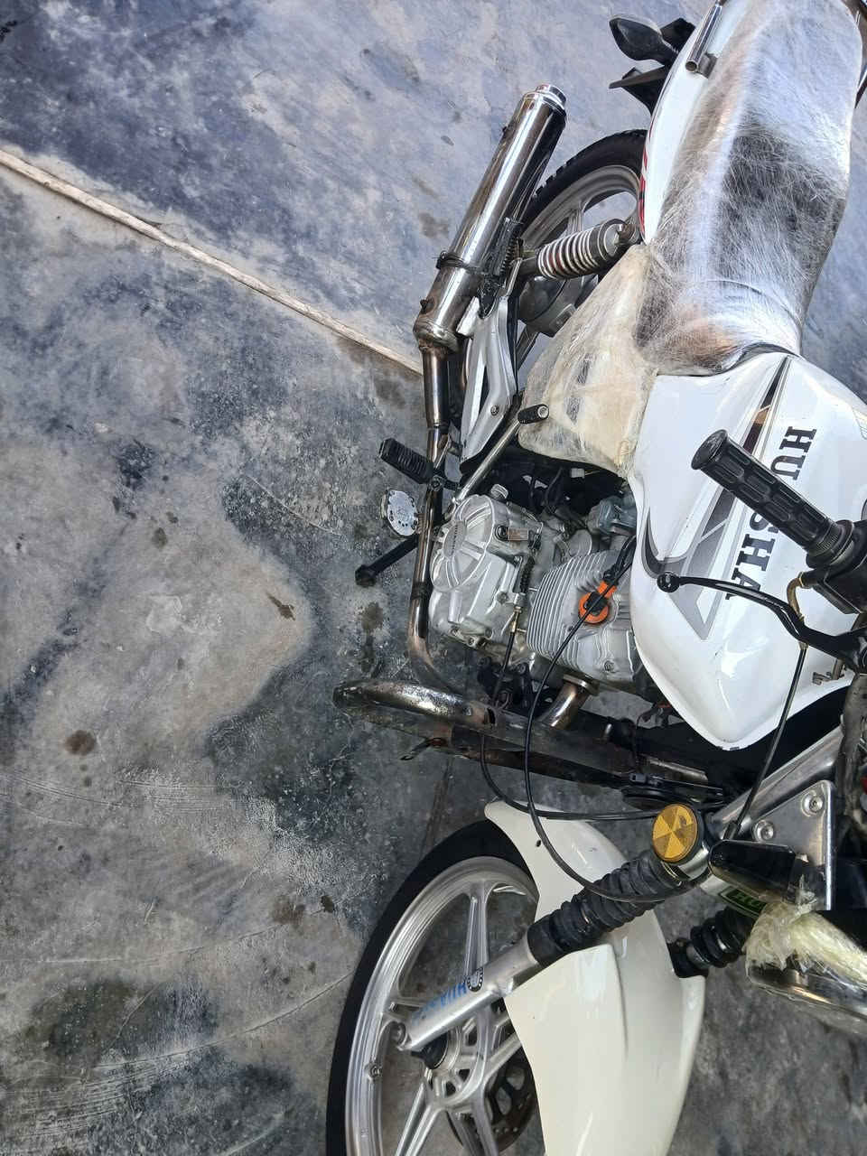 سلام عليكم
شباب عندي هيوشه مرقمه  وما عليه أي غرامه 
دراجه ما نقصه أي شي 
كهربائيات كلهن شغالات يعني فول 
تايرات جدد 
بوربرنات المامي جدد
بوربرنات لخلفيه جدد
بوربرن مال لبكره لخلفيه جديدة
زنجيل شديته جديد ما صارله هوايه 
كابريتر جديدة 
دهن جديد 
واير كلچ جديد 
واير سكليتر جديد 
بوربرن مال صدر جديد 
دراجه مكسور بيه بس شيال مال صالنصه تگدر تبدله او تلحمه 
ولبچم يعني لايت مكسوره لقاعده تگدر هم تلحمه 
وعندك لقمچي مال رون ومال سرعه مگطعات تگدر تبدلهم ثنينهم سعرهم 6 الف عند ابو احمد
لمهم 
دراجه معدله فول مال كراب
سعر دراجه مليون و250 
مجال بصيط
مكاني گرمه  
***********
