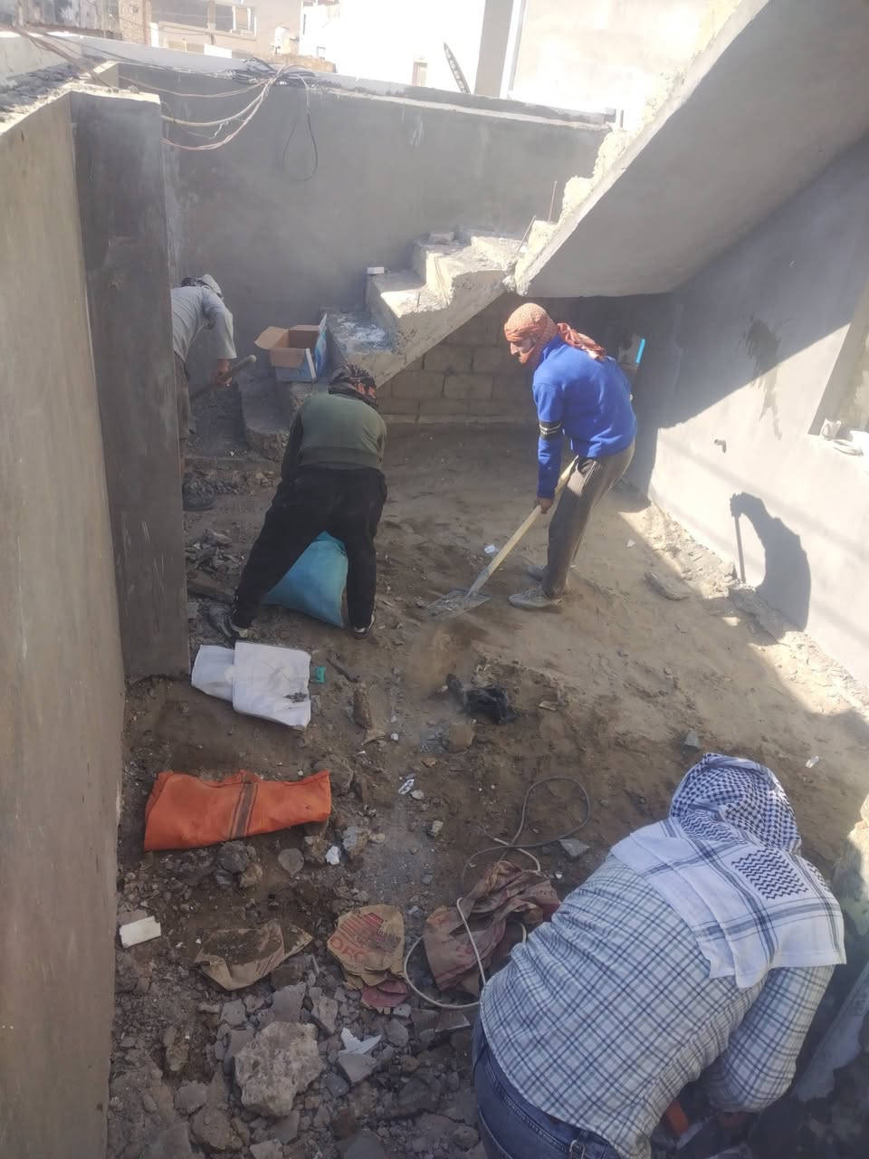 سلام عليكم  / يوجد كادر عمل جاهز/ تصعيد مواد/ تنضيف بيوت/ تفليش/ تكشيط/ تنضيف حدائق/ دفن نهري  /    ماعليك بس تصال على رقم  /     ***********
