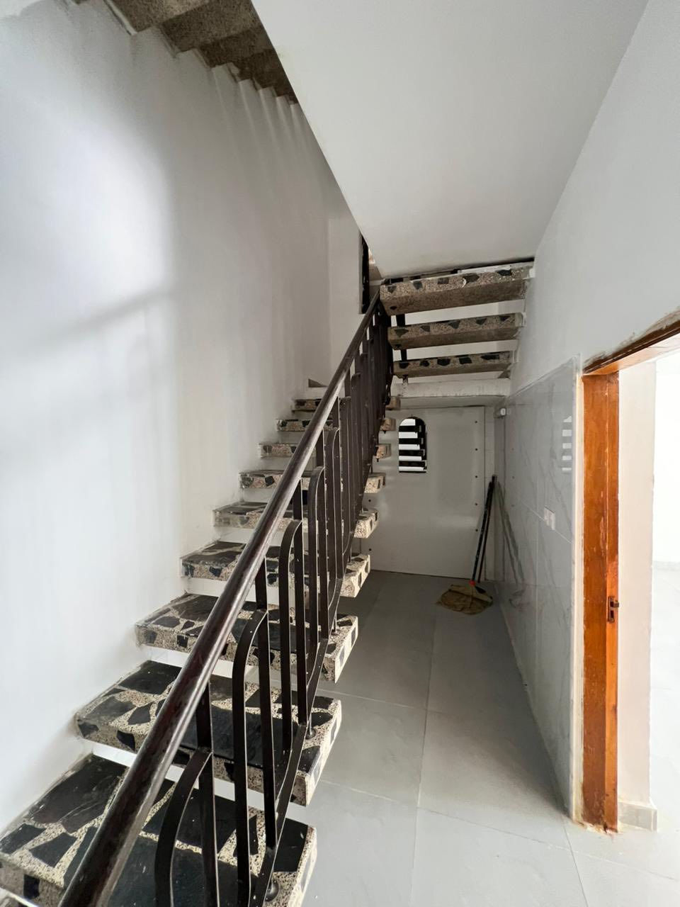 #للايجار_في_السيدية
دار سكني المساحة 150م نضيف جداً

يحتوي ع غرفتين وصالة ومطبخ وخدمات 

السعر 800 الف قلله

للأستفسار:***********

مكتب الفهد للهندسي للمقاولات العامة
