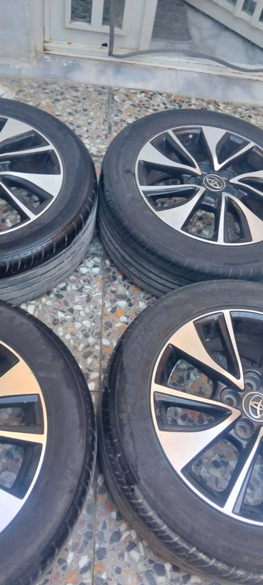 السلام عليكم 
للبيع 
تخم ويل كب مال كورلا حجم 16 نضيف لا كسر لا لحيم ولا عواج مع تخم تاير 
السعر 290
الاتصال ع الرقم ***********
