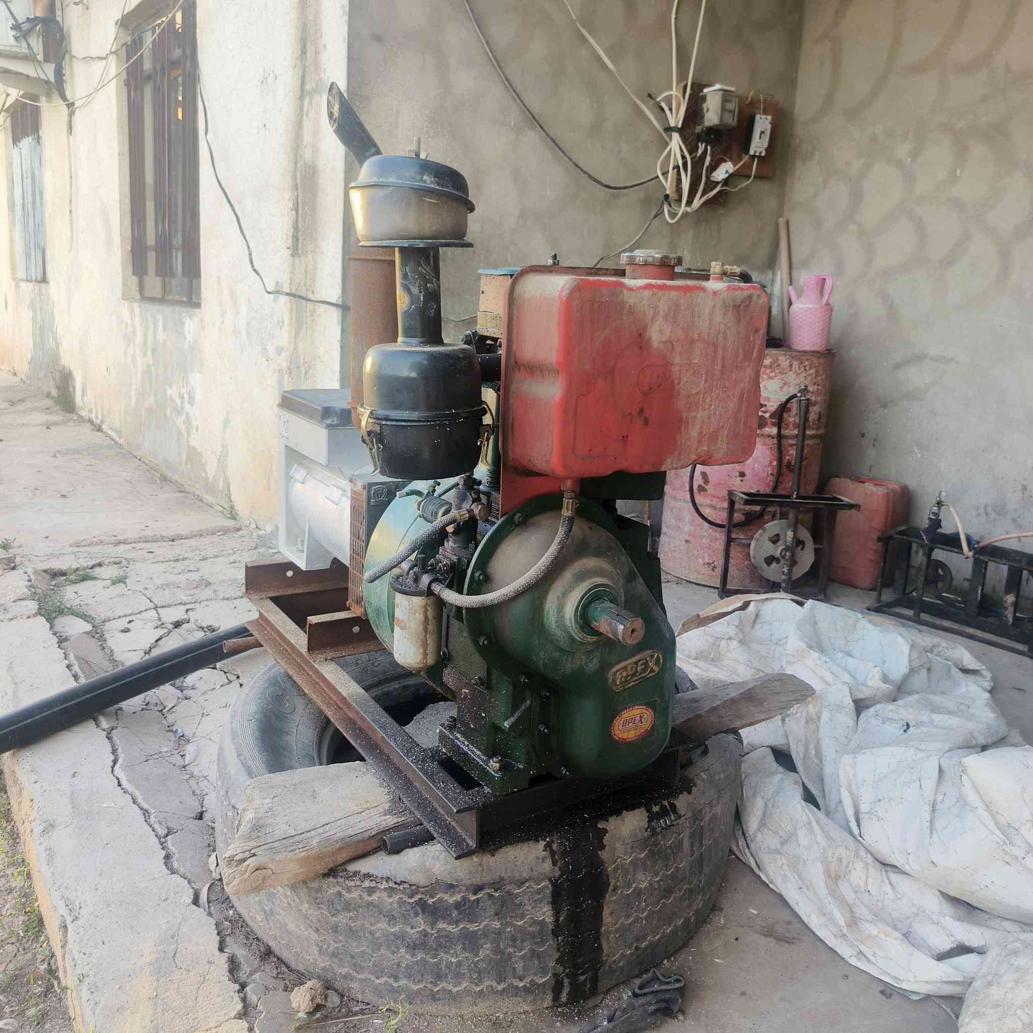 السلام عليكم مكينه بتر (هندي ابو الكف)  للبيع 
شرط شد هندي مشتغل 3 اشهر بس فترة الصيف
التوليد 30 امبير 
السعر مليون  وبه مجال قليل 
للتواصل ***********
