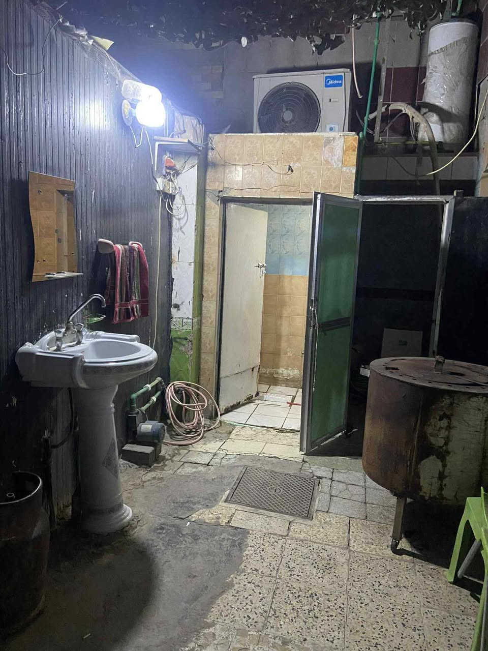 بيت للبيع في قطاع 35 الفرع العريض مساحة 144 يحتوي استقبال هول صاله صغيره مطبخ غرفه نوم حمامات صحيه الطابق الثاني ثلاث غرف نوم  صاله حمام السطح شتايكر مع مخزن صفيح مضلع السعر 245 مليون رقم الهاتف ***********
