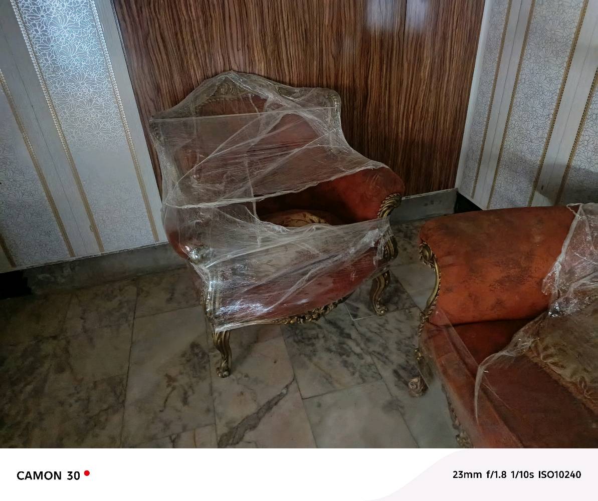 تخمة كلاسيكية فاخرة باللون الأحمر مع نقوش ذهبية، توفر لمسة أنيقة وفخمة لأي غرفة. مصنوعة من مواد عالية الجودة وتغطيها طبقة حماية بلاستيكية للحفاظ على جودتها. مناسبة للاستخدام اليومي أو للضيوف في المناسبات الخاصة.