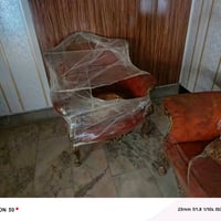 تخمة كلاسيكية فاخرة باللون الأحمر مع نقوش ذهبية، توفر لمسة أنيقة وفخمة...