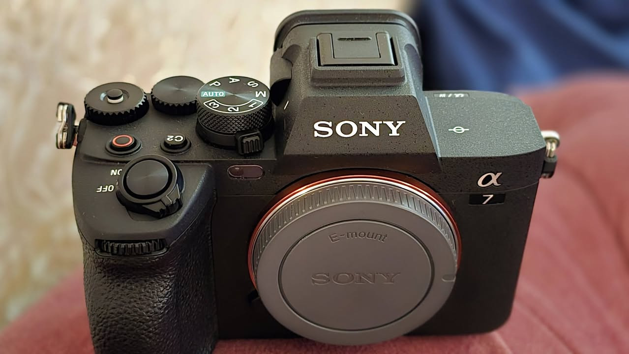 السلام عليكم .. كامرا سوني a7 iv مارك فور للبيع مع الملحقات والكارتون
***********
